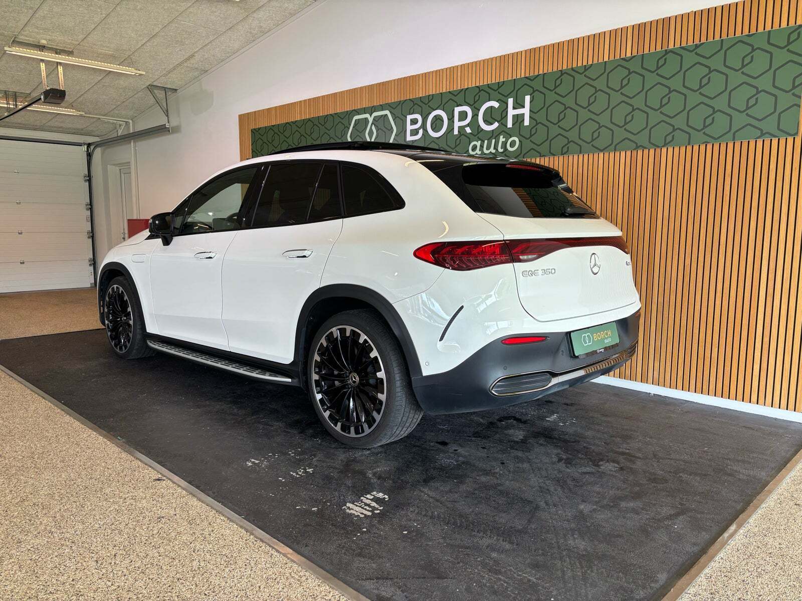 Hvid Mercedes EQE350 SUV fra 2024