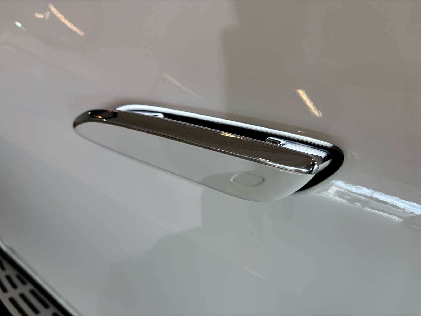 Hvid Mercedes EQE350 SUV fra 2024