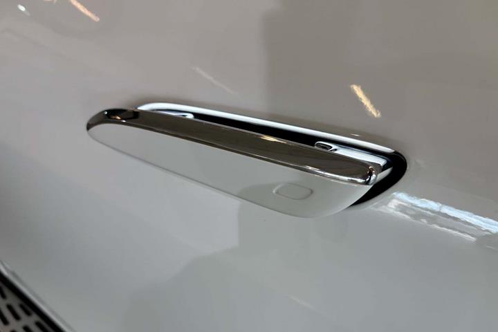 Hvid Mercedes EQE350 SUV fra 2024