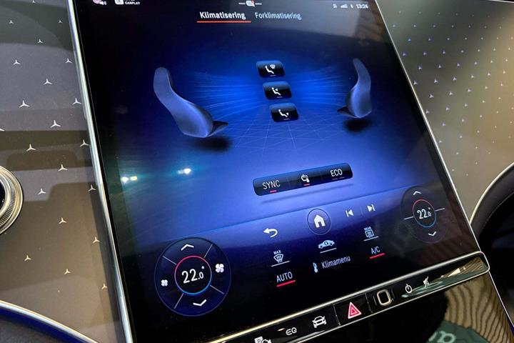 Hvid Mercedes EQE350 SUV fra 2024 set indefra