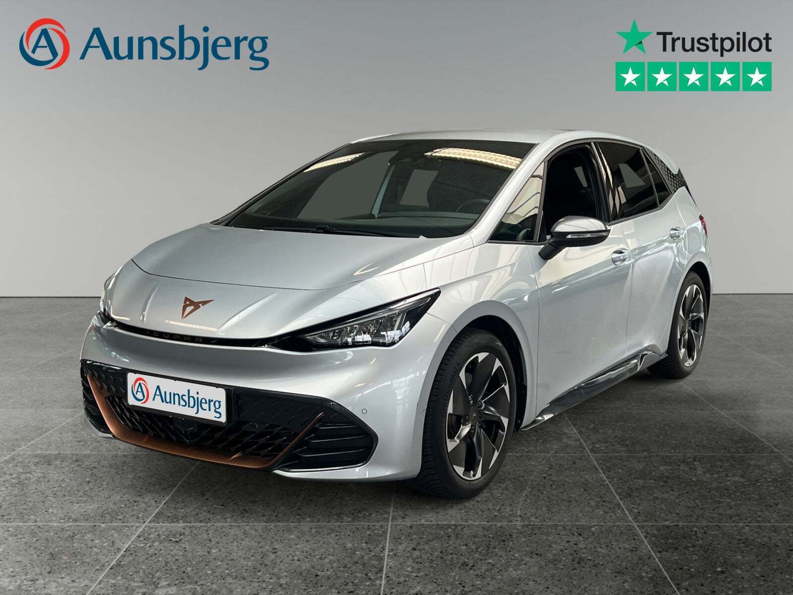 Sølv Cupra Born fra 2024 set udefra