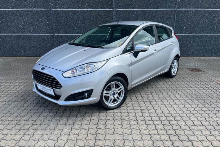 Sølv Ford Fiesta fra 2014 set udefra