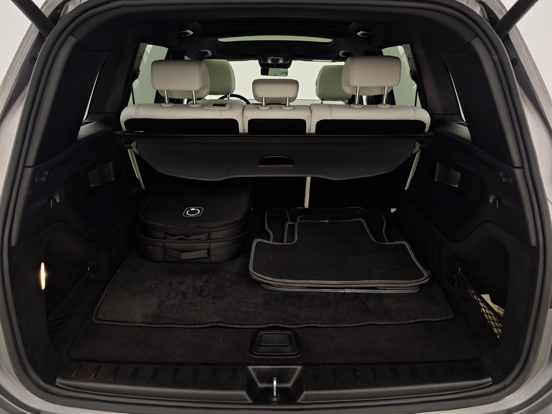 Grå Mercedes EQB 300 fra 2023