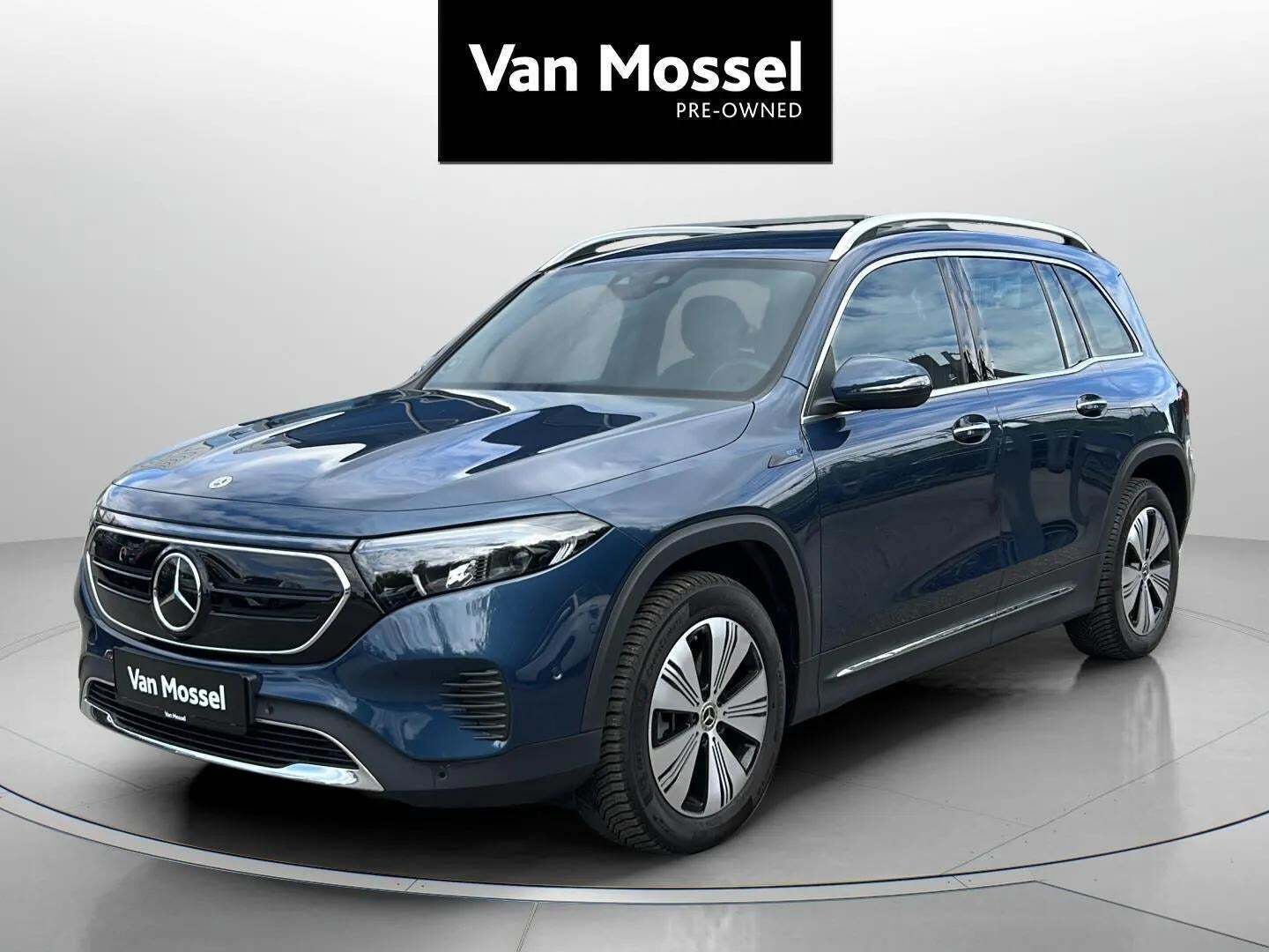 Blå Mercedes EQB350 fra 2023 set udefra