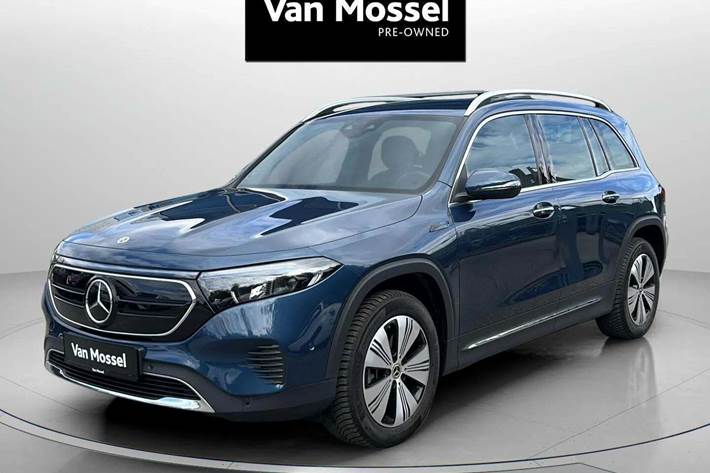 Blå Mercedes EQB350 fra 2023 set udefra