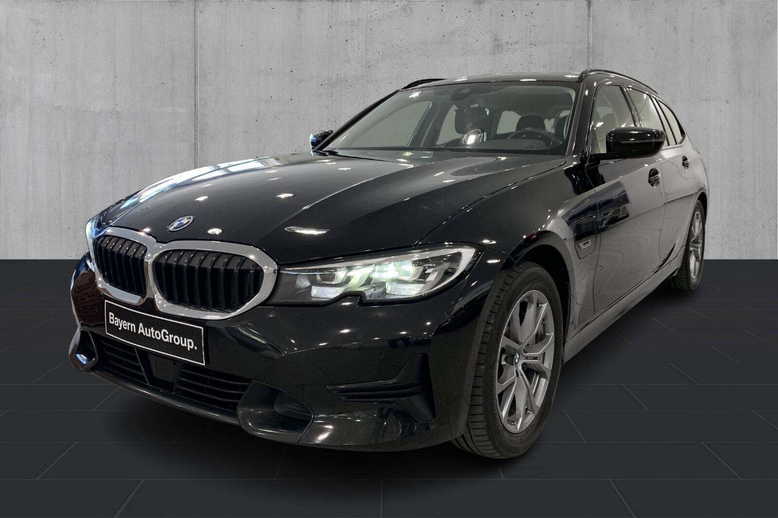 undefined BMW 330e fra 2022 set udefra