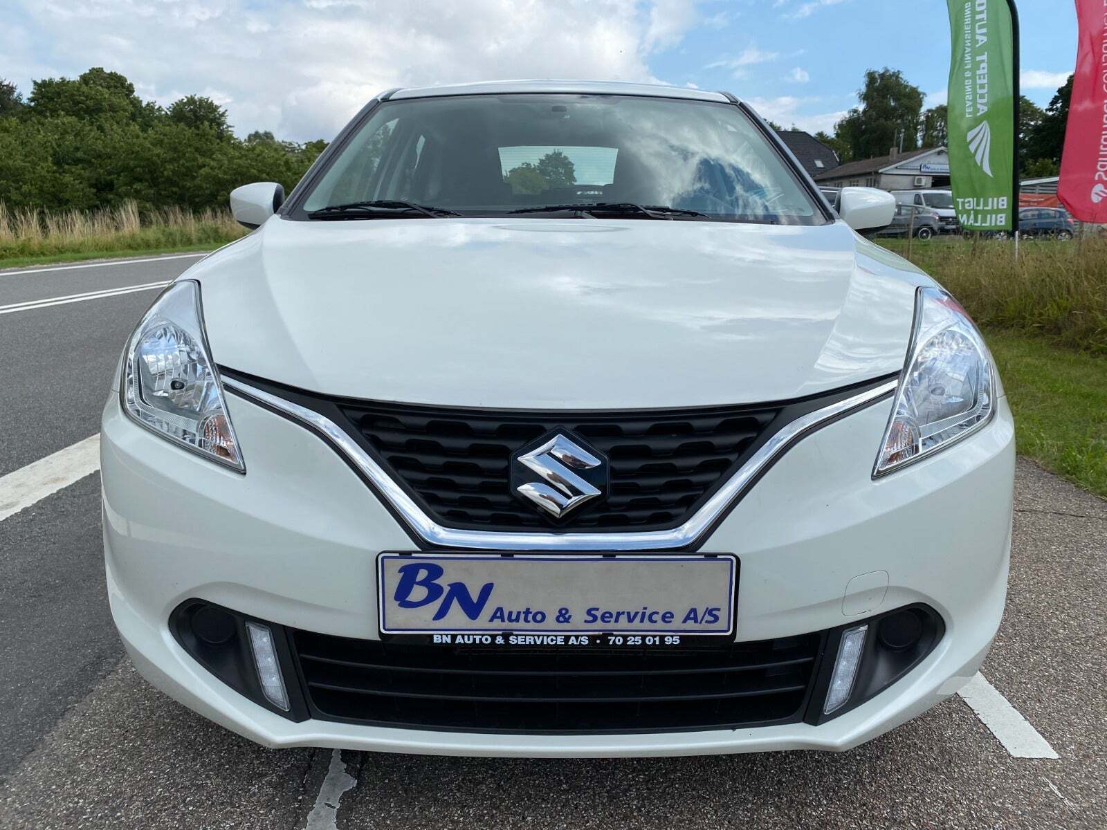 Hvid Suzuki Baleno fra 2019 set udefra