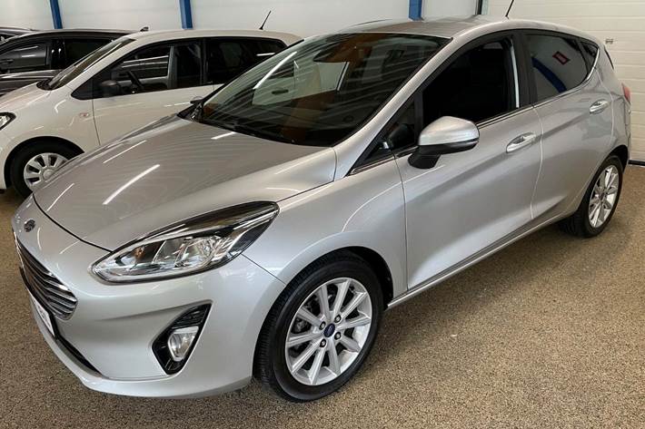 Sølv Ford Fiesta fra 2018 set udefra