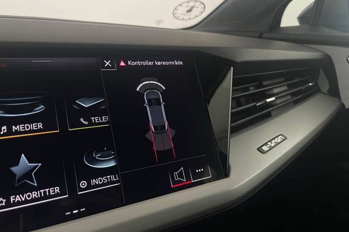 Grå Audi Q4 fra 2023