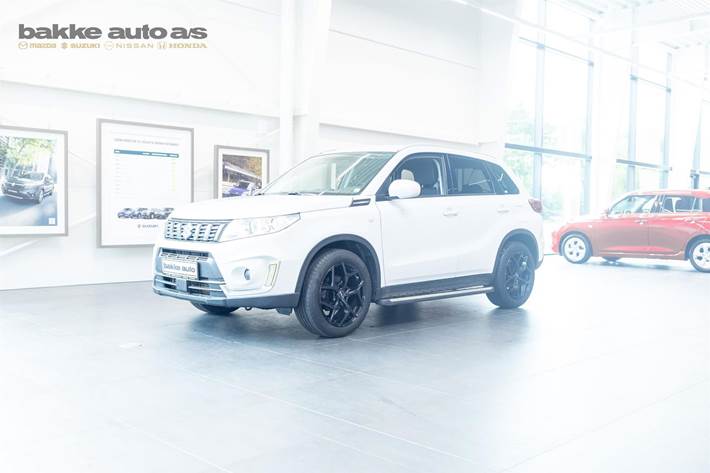 Hvid Suzuki Vitara fra 2019 set udefra