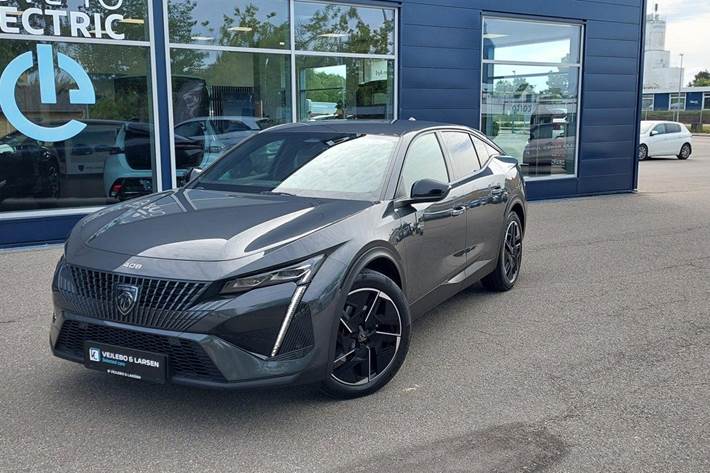 Grå Peugeot 408 fra 2023 set udefra