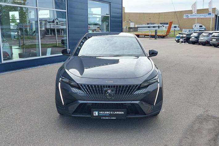Grå Peugeot 408 fra 2023 set udefra