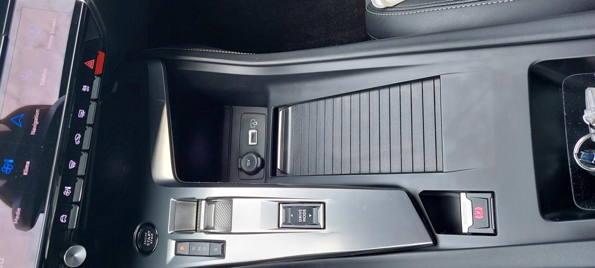 Grå Peugeot 408 fra 2023 set indefra