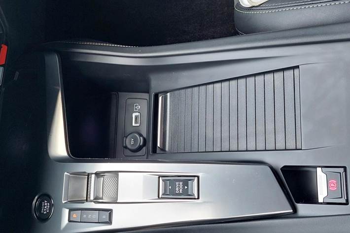 Grå Peugeot 408 fra 2023 set indefra