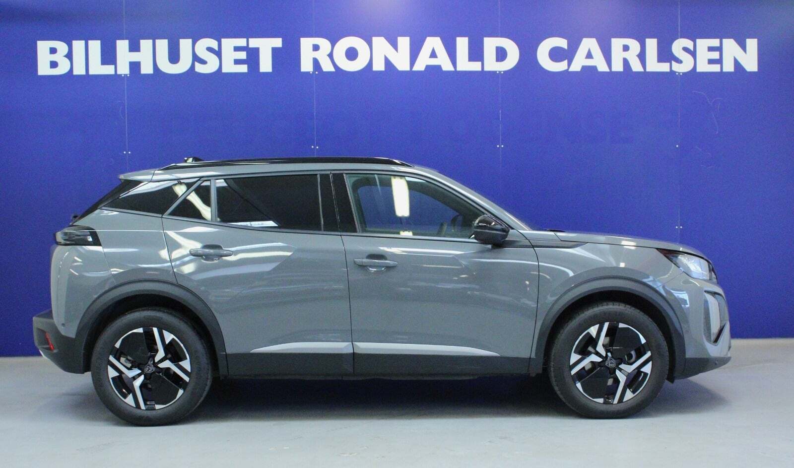 Grå Peugeot 2008 fra 2023