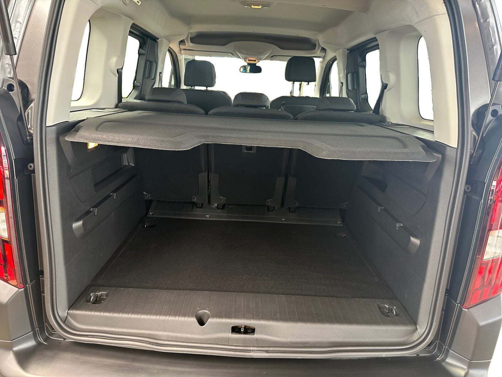 Grå Peugeot e-Rifter fra 2023 set indefra