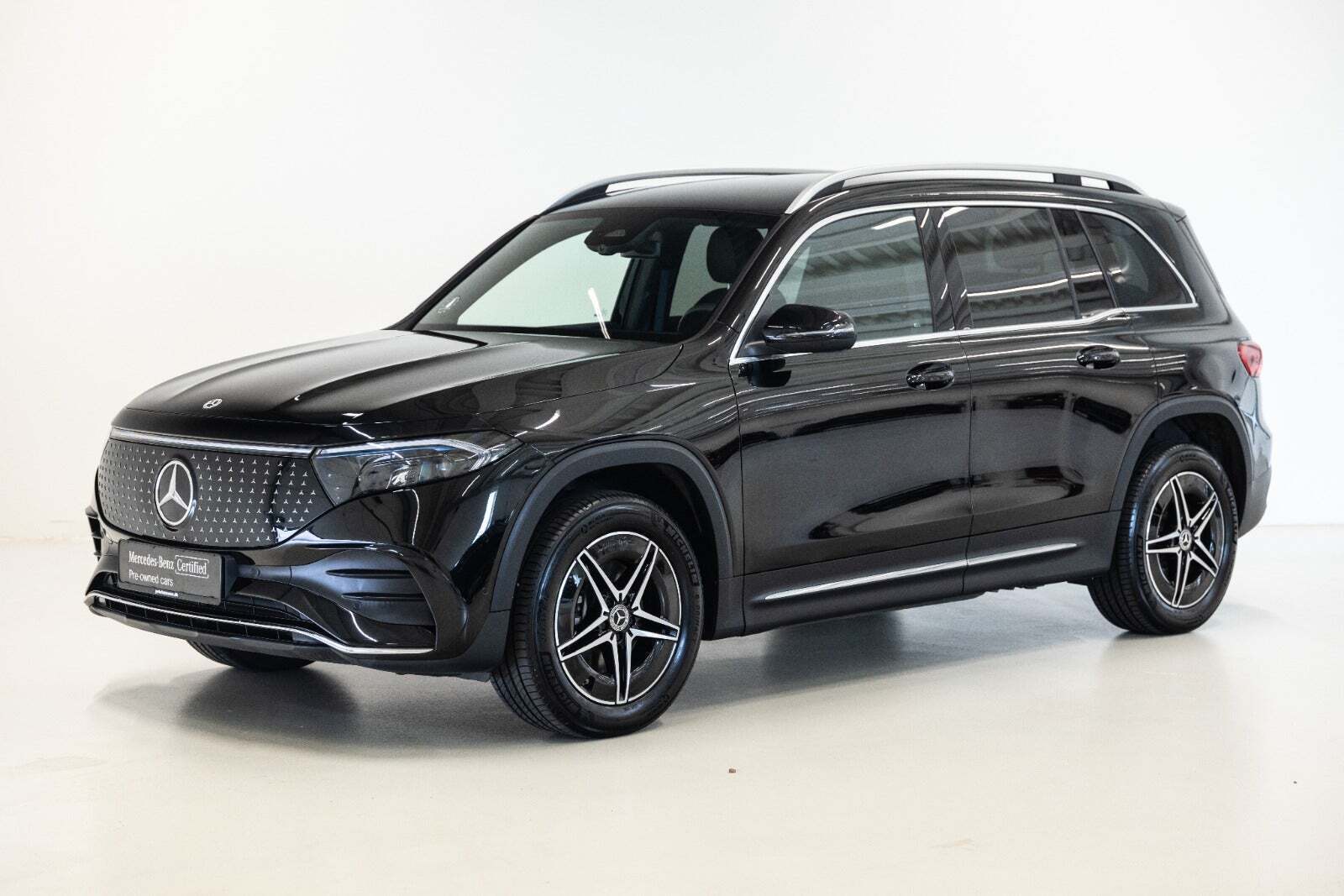 Sort Mercedes EQB250+ fra 2025 set udefra