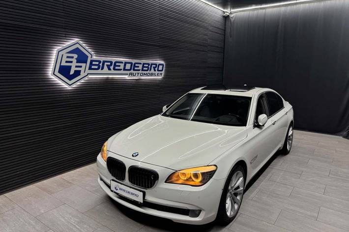Hvid BMW 750i fra 2009 set udefra