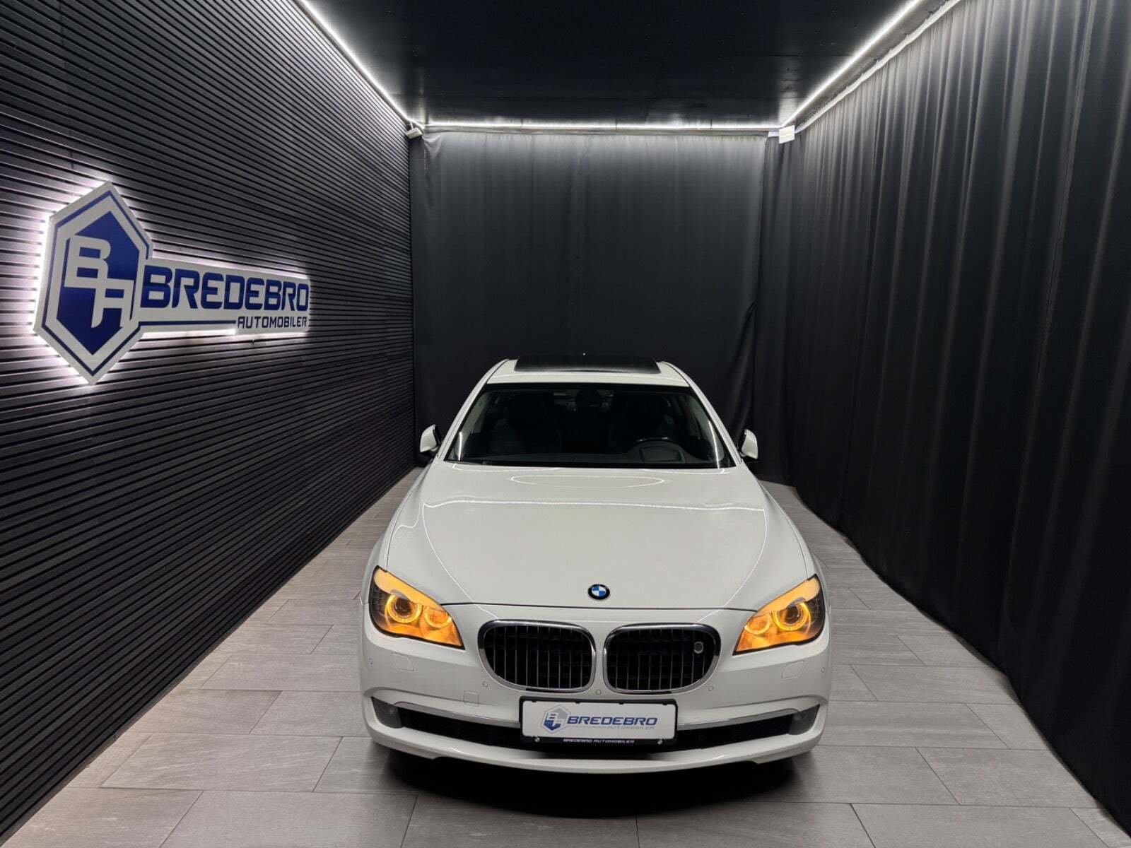 Hvid BMW 750i fra 2009 set udefra