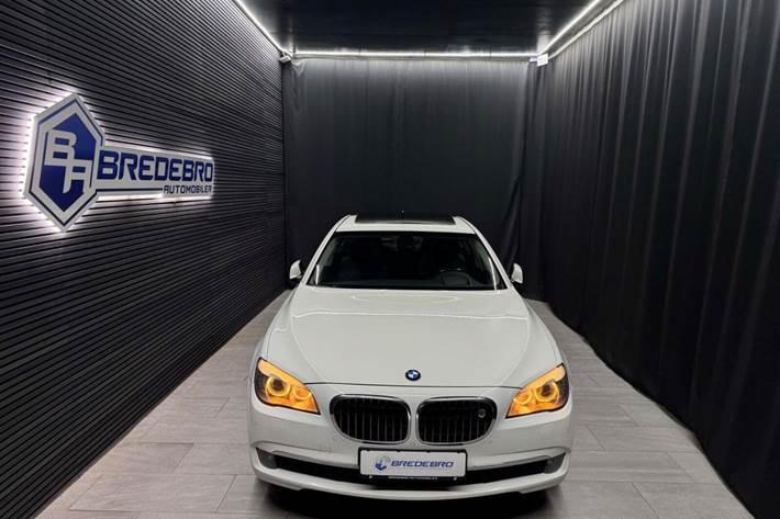 Hvid BMW 750i fra 2009 set udefra