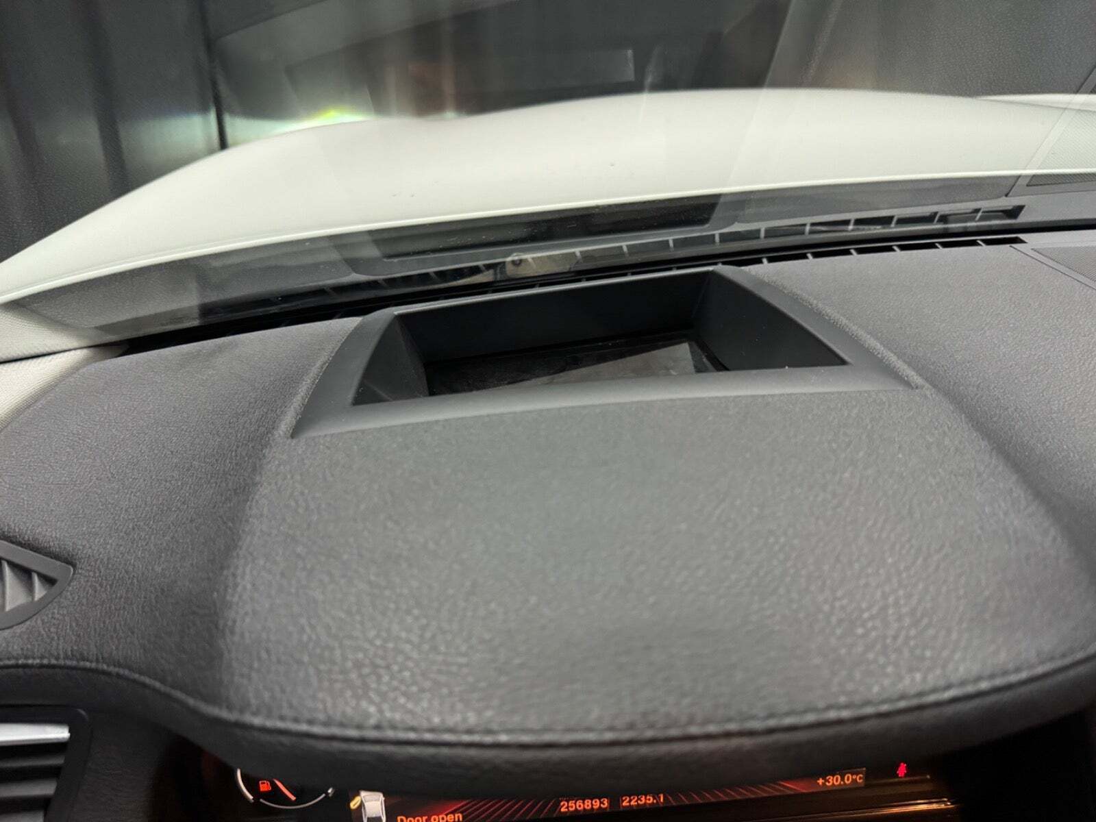 Hvid BMW 750i fra 2009