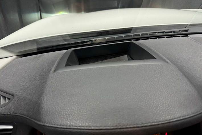 Hvid BMW 750i fra 2009