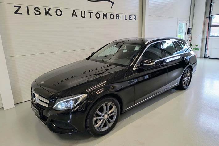 Sort Mercedes C220 fra 2014 set udefra