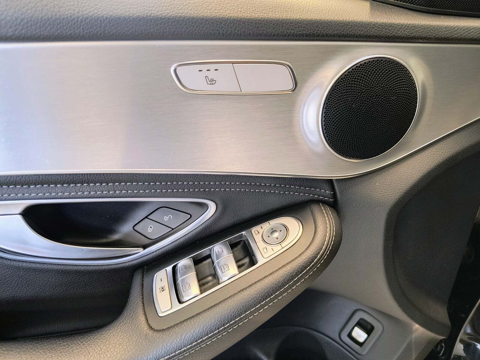 Sort Mercedes C220 fra 2014 set indefra