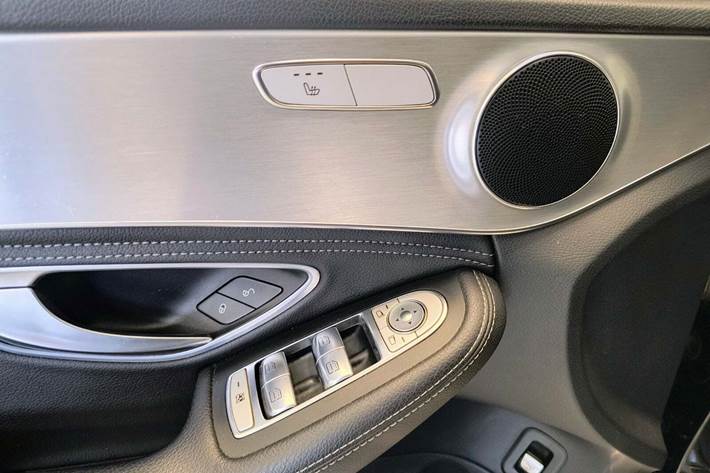 Sort Mercedes C220 fra 2014 set indefra