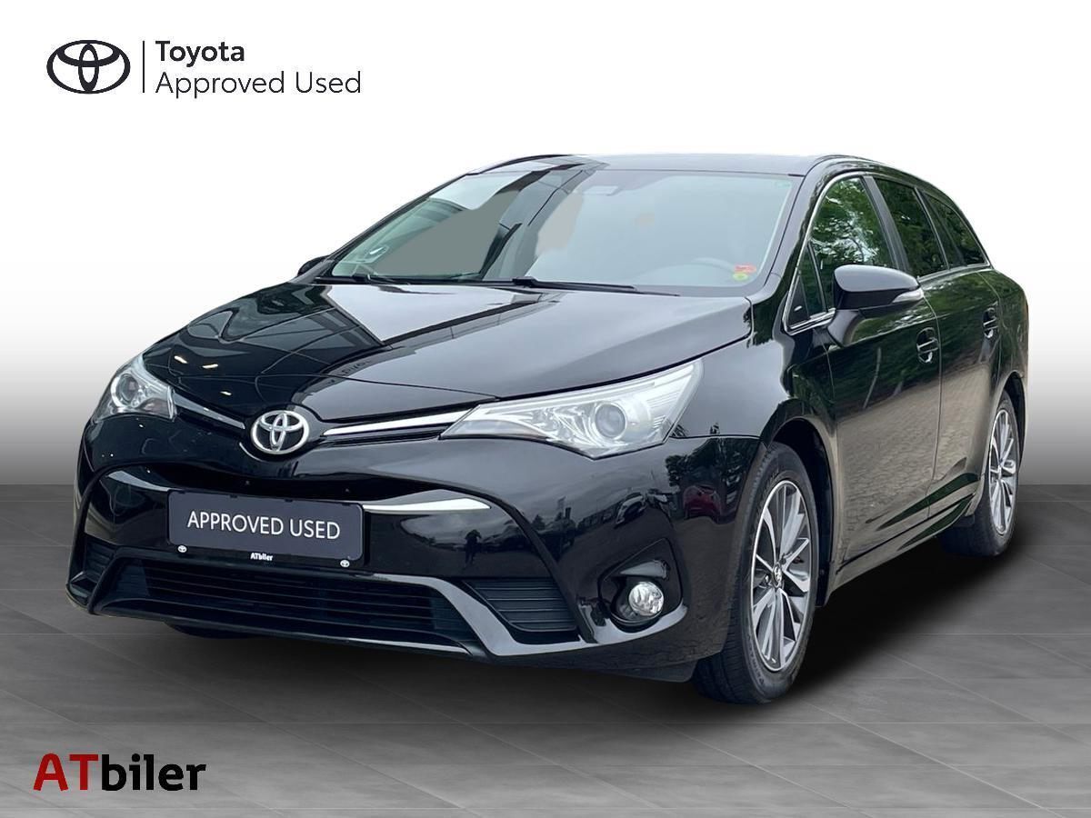 Sort Toyota Avensis fra 2016 set udefra