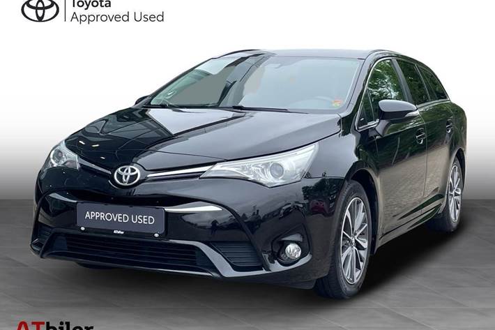 Sort Toyota Avensis fra 2016 set udefra