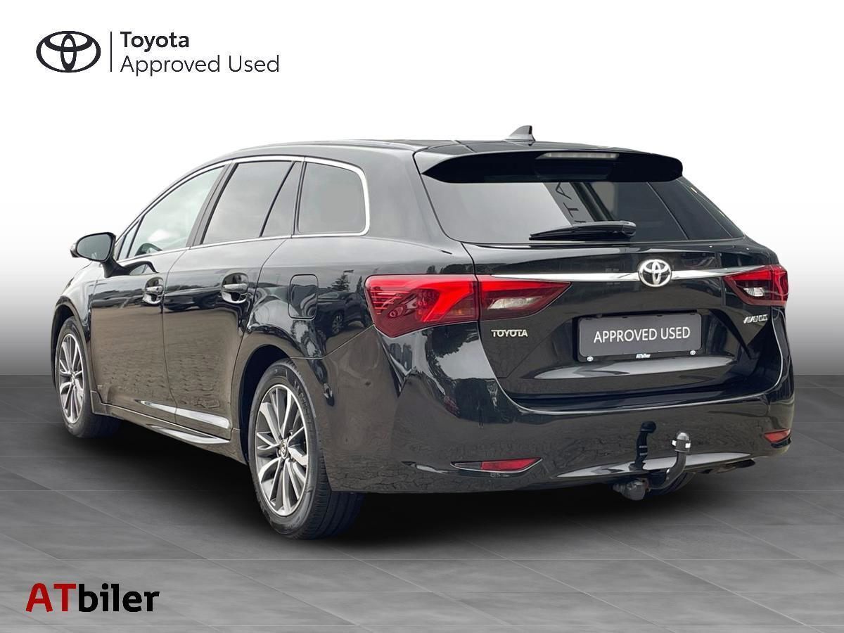 Sort Toyota Avensis fra 2016