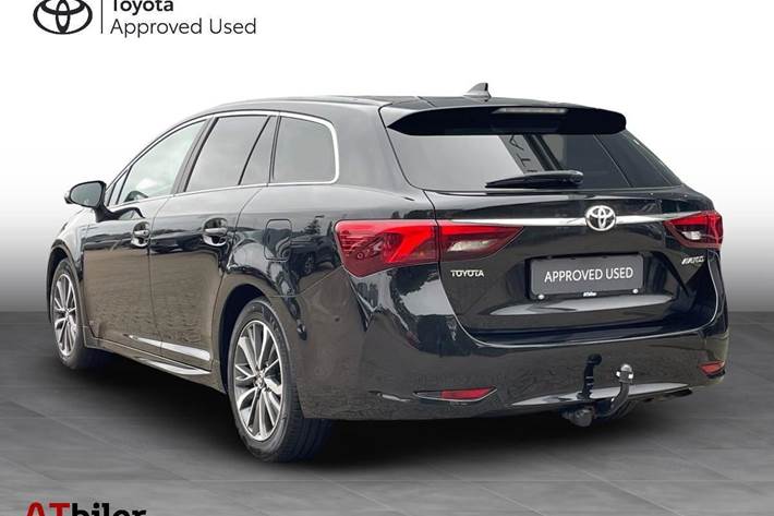 Sort Toyota Avensis fra 2016
