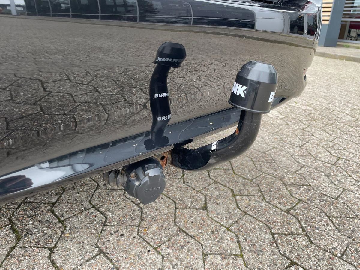 Sort Toyota Avensis fra 2016