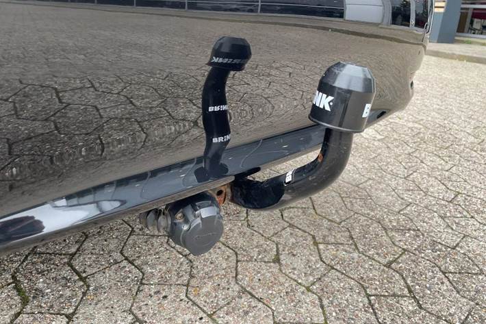 Sort Toyota Avensis fra 2016