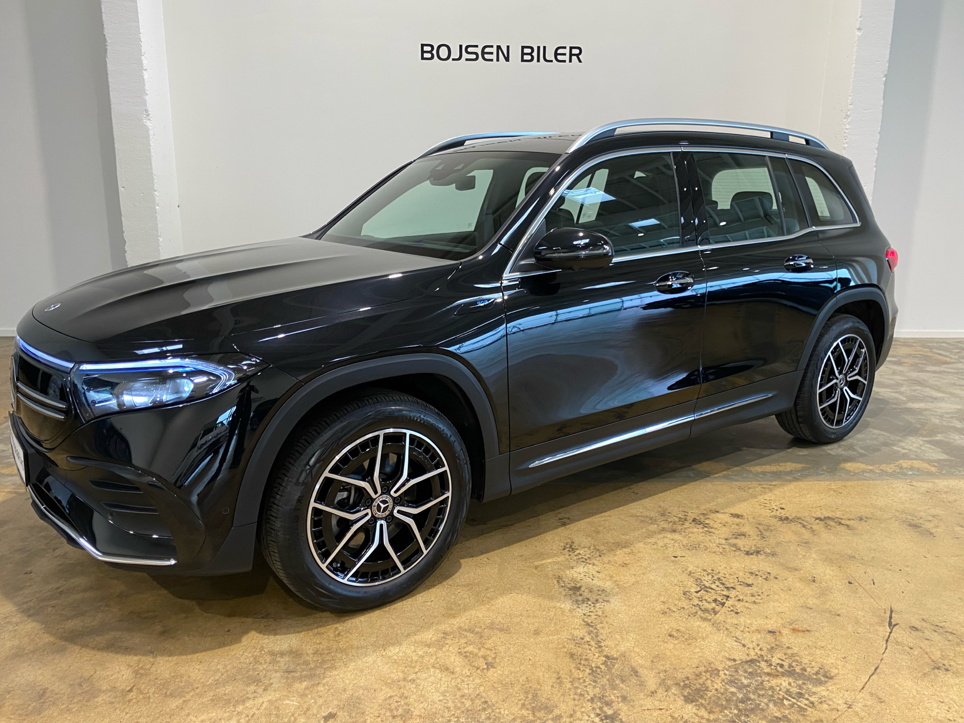 Sort Mercedes EQB 300 fra 2022 set udefra