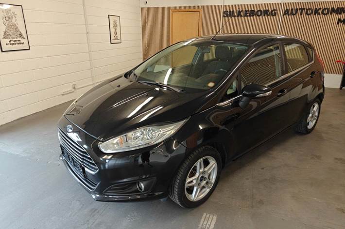 Gul Ford Fiesta fra 2013 set udefra