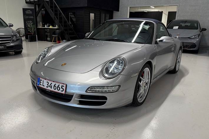 Sølv Porsche 911 Carrera S fra 2005 set udefra