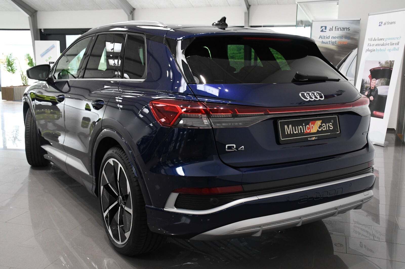 Blå Audi Q4 e-tron fra 2023