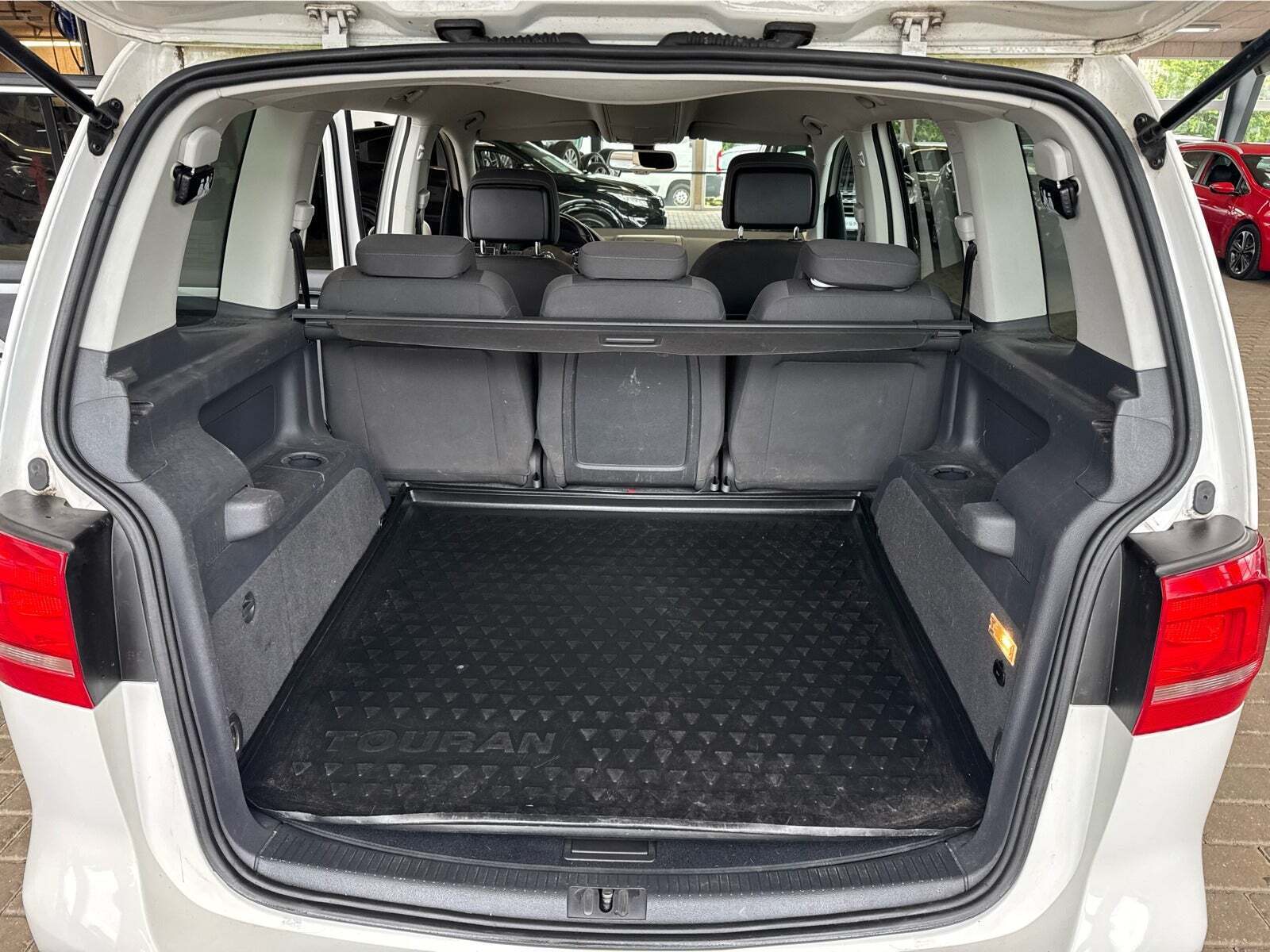 Hvid VW Touran fra 2013