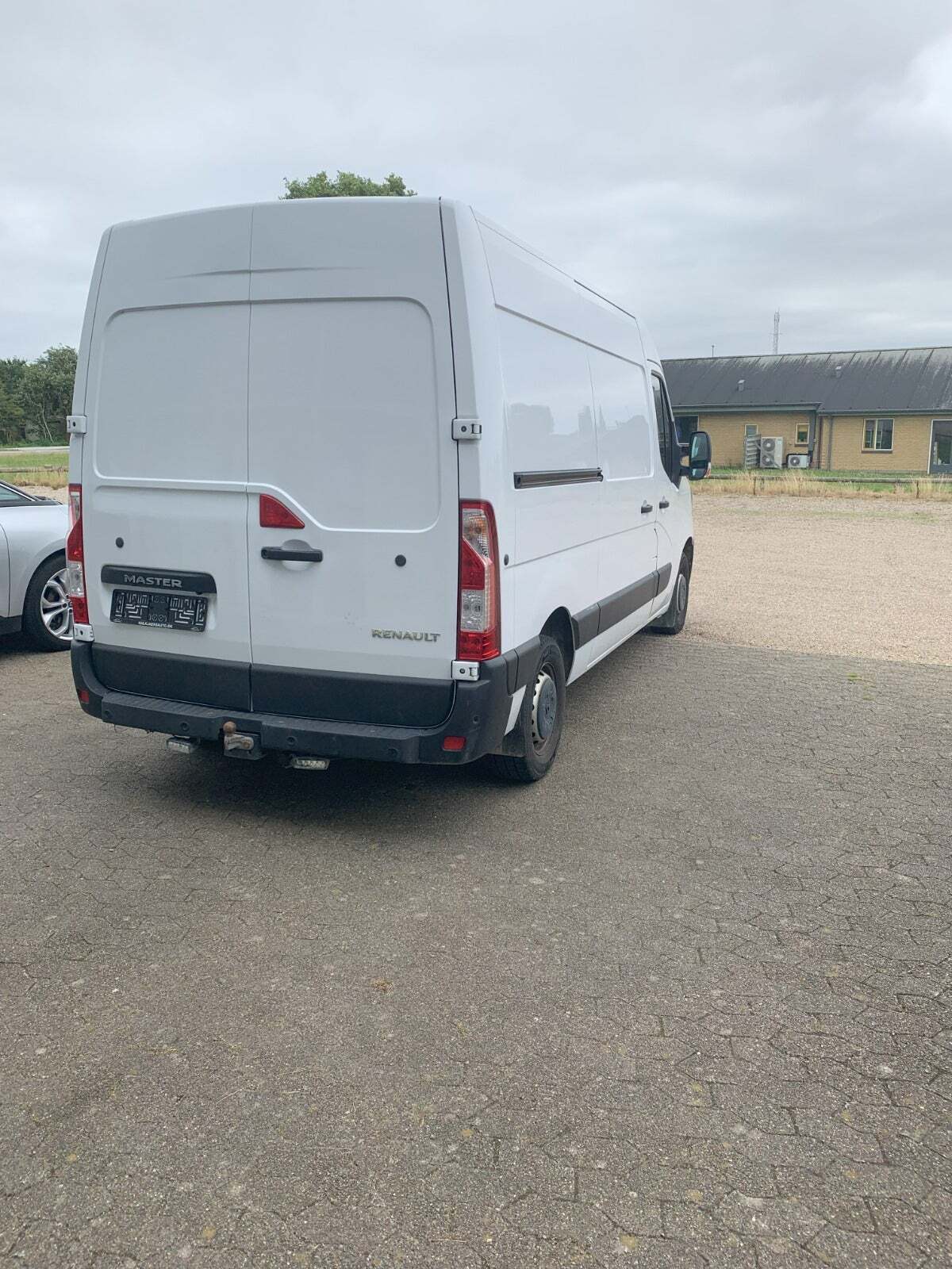 Renault Master IV T33 2,3 dCi 150 L2H2 Kassevogn