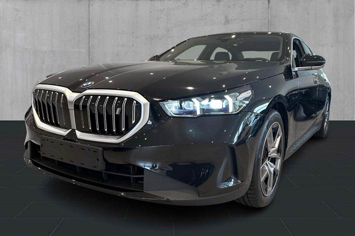 Sort BMW i5 fra 2024 set udefra