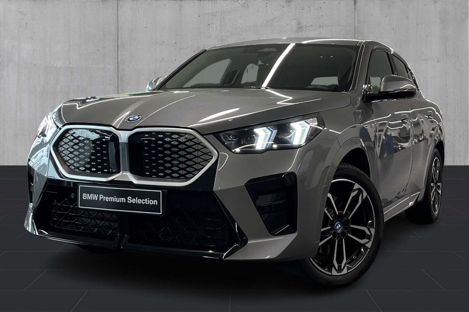 Grå BMW iX2 fra 2024 set udefra