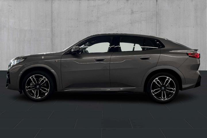 Grå BMW iX2 fra 2024
