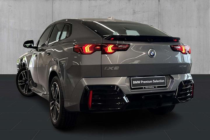 Grå BMW iX2 fra 2024