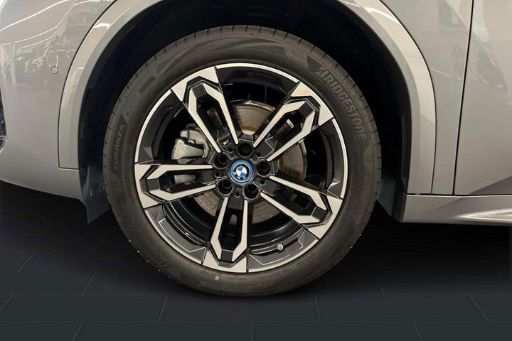 Grå BMW iX2 fra 2024