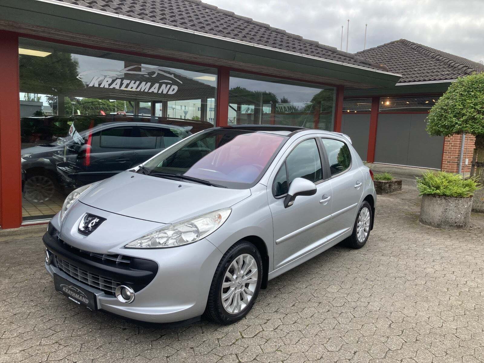 Sølv Peugeot 207 fra 2008 set udefra