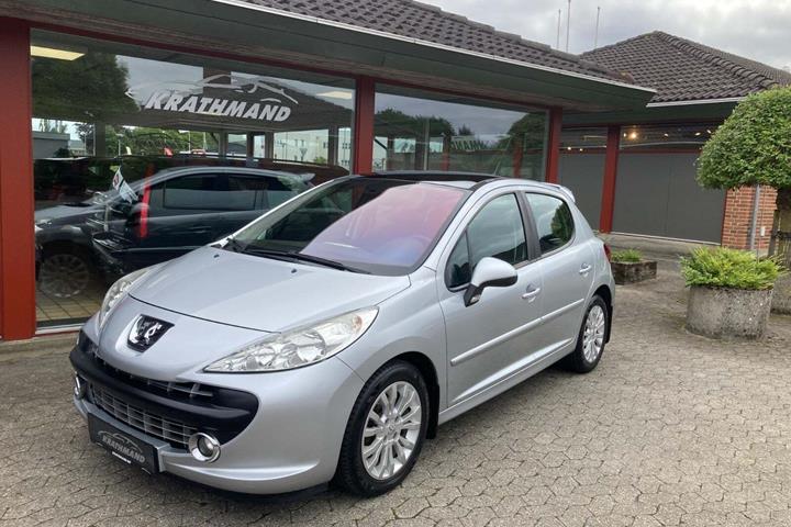 Sølv Peugeot 207 fra 2008 set udefra
