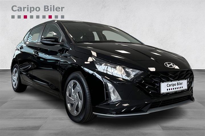 Sort Hyundai i20 fra 2024 set udefra
