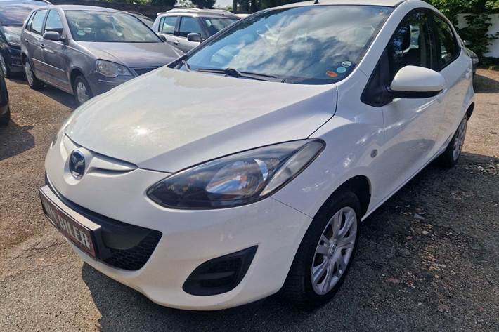 Hvid Mazda 2 fra 2011 set udefra